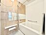 浴室：～Bath Room～　落ち着いた雰囲気の浴室で明日に向けてリフレッシュ。浴室乾燥機能も付いているので隣の洗濯機置き場で洗い上がった洗濯物を、雨の日も天気を気にせず乾燥させることも可能です。
