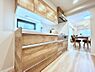 キッチン：～Kitchen～　毎日使う場所だからこそ、使い勝手を考慮しました。ゆったりとしたキッチンコーナーは質感豊かな仕上がりとなっております。広々としたスペースでストレスなくお料理をお楽しみいただけます♪