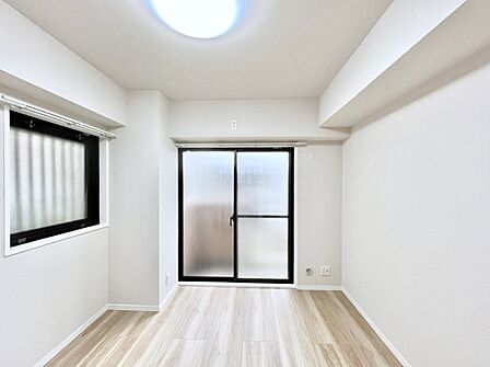 ~Bed Room~ 2面採光を確保した明るい室内は、風通しも良く、大変居心地の良い空間となっております。爽やかな風を感じて起きる朝は、快適生活の始まりに!日当たりや通風がとても良い住まい♪