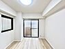 室内：～Bed Room～　2面採光を確保した明るい室内は、風通しも良く、大変居心地の良い空間となっております。爽やかな風を感じて起きる朝は、快適生活の始まりに！日当たりや通風がとても良い住まい♪  