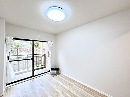 ~Bed Room~ バルコニーからの採光で朝もスッキリ目が覚めそうですね!穏やかな光が差し込む室内には、穏やかな時間が流れます。休日には、落ち着いた空間で自分の趣味を楽しむのはいかがですか。