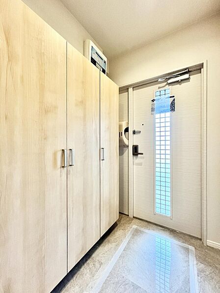 ～Entrance～　家の中でお客様を迎える最初の場所である玄関は、家の印象そのものです！豊富な玄関収納で、常に綺麗に保つことが出来ます♪玄関にはたっぷり収納の下駄箱を完備！
