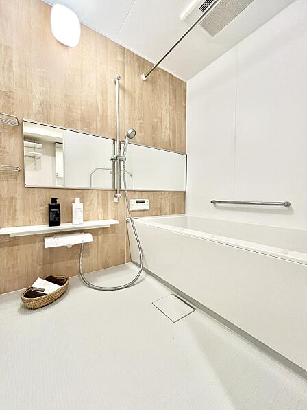 ～Bath Room～　落ち着いた雰囲気の浴室で明日に向けてリフレッシュ。浴室乾燥機能も付いているので隣の洗濯機置き場で洗い上がった洗濯物を、雨の日も天気を気にせず乾燥させることも可能です。