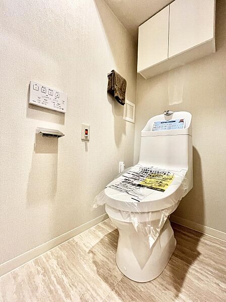 ～Toilet～　綺麗・スッキリ・快適なウォシュレット付トイレでくつろげる空間です。トイレは毎日使わざるを得ないもの。いつも清潔を保ちたいですね。スットク置場として便利な収納棚付き。