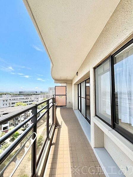 ～Balcony～　南向きのバルコニーの前には雲以外に太陽を遮るものがありません。お洗濯物も乾きやすく、何より明るく気持ちのいい光が入ってきます。使いやすく開放的なバルコニーです♪