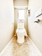 清潔感あるシャワートイレ。小窓から光が注ぎ込みます！