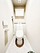 トイレは白を基調とした清潔感のある落ち着ける空間に！