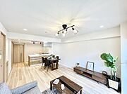 ご家族の賑やかな話し声で包まれる明るいリビング   