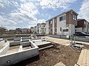 ◆B号棟◆～Exterior～　周辺には学校や買物施設もあり生活、子育てに適した環境が広がっています！「永住地」として、物件のご見学だけではなく、周辺の環境や通学できる学校についてもご相談ください！