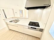 ◆5号棟◆～Kitchen～　「さぁ今日は何を作ろう」こんなキッチンなら思いっきり料理ができちゃいます。キッチンからはリビングが一望できます。家族がつながるお家がここにございます。