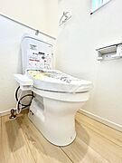 ◆5号棟◆～Toilet～　綺麗・スッキリ・快適なウォシュレット付トイレでくつろげる空間です。採光もあり明るく、快適空間となっております♪毎日使う場所だからこその配慮です！