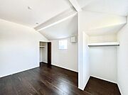 ◆2号棟◆～Bed Room～　子供部屋はお子様にとって大変重な役割があります。子供一人で過ごす空間を与えることで、宿題や勉強時間も自然と増えまた自ら部屋の片付けや掃除なども促すことに繋がります。