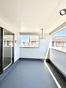 ◆1号棟◆～Balcony～　インナーバルコニーは洗濯物を干すスペースとして急な雨で洗濯物が濡れてしまうのを防いでくれます◎チェアでくつろいだり、夏には周りを気にせずビニールプールが楽しめますね♪
