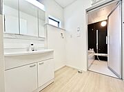 ◆1号棟◆～Dressing Room～　暗くなりがちな洗面所も窓があると採光と換気が可能なので気持ちよくお使い頂けます。三面鏡タイプの洗面台は鏡裏収納で散らかりがちな洗面所もスッキリ♪