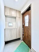 ～Entrance～　家の中でお客様を迎える最初の場所である玄関は、家の印象そのものです！豊富な玄関収納で、常に綺麗に保つことが出来ます♪玄関にはたっぷり収納の下駄箱を完備！