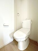 ～Toilet～　綺麗・スッキリ・快適なウォシュレット付トイレでくつろげる空間です。トイレは毎日使わざるを得ないもの。いつも清潔を保ちたいですね。トイレが2ヶ所あるので朝の混雑時に便利です！