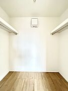 ～Walk-in Closet～　必要なものやコーディネートを一覧して確認でき、身支度や準備が短時間で済むウォークインクローゼットを設置しました。家の中をすっきりとさせる便利な収納スペースです。