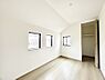 室内：◆C号棟◆～Bed Room～  全居室には収納クローゼットを完備！普段使いのお洋服や小物はもちろん、季節物のお洋服などもしっかりと整理整頓おしまい頂けます。  居室空間を広く使用できますね。