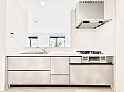 ◆5号棟◆～Kitchen～　広くて使いやすいキッチンなら家族でいっしょに料理をつくったり、後片付けも手間なくできちゃいます♪収納もたっぷりあるので、いつもすっきりと清潔な印象を保てます。