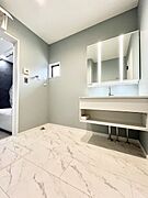 ◆No.1◆～Dressing Room～　暗くなりがちな洗面所も窓があると採光と換気が可能なので気持ちよくお使い頂けます。三面鏡タイプの洗面台は鏡裏収納で散らかりがちな洗面所もスッキリ♪