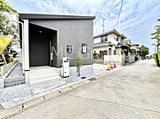 ～Exterior～　前面道路： 西 4m 公道　前面道路は閑静な住宅地をはしる車通りの少ない道路。駐車の出し入れもらくらくです！ご不明点・現地見学のご希望は、お気軽にお問い合わせください！