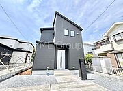 ◆1号棟◆～Exterior～　堂々たる趣ながら、主張し過ぎずどこか余裕を感じさせるシャープなフォルムで佇む邸宅は、晴天の空と照らし合わせる事で、本来あるべき完成形の姿を見せてくれます。