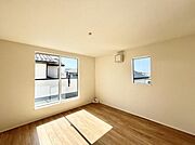 ～Bed Room～　2面採光を確保した明るい室内は、風通しも良く、大変居心地の良い空間となっております。爽やかな風を感じて起きる朝は、快適生活の始まりに！日当たりや通風がとても良い住まい♪