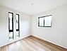 寝室：～Bed Room～　部屋数が多いのが戸建てのメリットです。ご家族が増えたことで手狭に感じていた住まいも戸建てでは各居室プライバシーを保つことができます。住まいにゆとりが生まれ心もリラックスできます♪