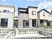 ◆3号棟◆～Exterior～  閑静な住宅地で子育て家族にピッタリ。  毎日のお散歩も快適な緑に恵まれたエリアで、自然に包まれた穏やかな暮らしを実現するための、ゆとりある住環境が整っています。