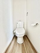 ～Toilet～　清潔感あふれるウォシュレット付きトイレで快適な毎日を。使いやすさと衛生面に配慮された機能が揃っています。※同仕様写真    