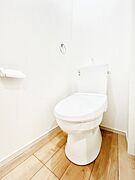 ～Toilet～　綺麗・スッキリ・快適なウォシュレット付トイレでくつろげる空間です。トイレは毎日使わざるを得ないもの。いつも清潔を保ちたいですね。トイレが2ヶ所あるので朝の混雑時に便利です！