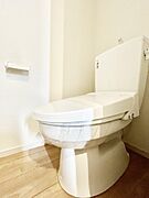 ～Toilet～　綺麗・スッキリ・快適なウォシュレット付トイレでくつろげる空間です。トイレは毎日使わざるを得ないもの。いつも清潔を保ちたいですね。トイレが2ヶ所あるので朝の混雑時に便利です！