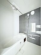 ～Bath Room～　ゆったりと足を伸ばして入浴することが可能！一日の疲れを癒す貴重なバスタイムです。お子様とご一緒でも十分な広さなので、リビングとは違った家族団欒のひと時をお楽しみいただけます。