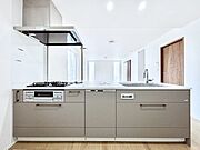 ◆No.1◆～Kitchen～　会話が弾むリビング、料理が愉しくなるキッチン。家は、ただ生活する場ではなく、暮らしを愉しく、快適にする場所。笑顔の毎日、安らぎの日々のために、最新の設備・仕様を採用。