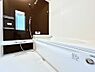 浴室：◆1号棟◆～Bath Room～　足を伸ばして入浴することが可能！一日の疲れを癒す貴重なバスタイムです。お子様とご一緒でも十分な広さなので、リビングとは違った家族団欒のひと時をお楽しみいただけます。