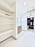 ～Dressing Room～  十分な大きさの洗面台は収納もさる事ながら、身だしなみチェックや歯磨きなど、朝の慌ただしい時間でもホテルライクなスペースで余裕とゆとりを感じて頂けます。