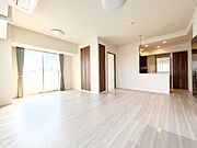 ～Living～　飽きの来ないシンプルでおしゃれなLDK。大きな窓から日差しが差し込むので室内も明るく、家族の憩いの場としてピッタリです。開放感と日当たりの良さを是非ご覧ください！※CG加工後
