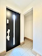 ◆2号棟◆～Entrance～　玄関は家の顔といわれますが我が家のセンスをさりげなく感じさせる魅力ある玄関造りも楽しみの一つ。帰宅する度に家族がほっとできる心地よい空間造りも大切ですね♪
