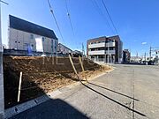 ～Exterior～　前面道路は閑静な住宅地をはしる車通りの少ない道路。  駐車の出し入れもらくらくです！季節の変化を感じながら子育てが出来る自然に囲まれた住宅地です☆  