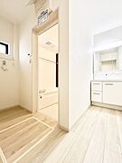 小窓がついているので換気ができて清潔感があるランドリースペース