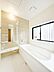 浴室：～Bath Room～　落ち着いた雰囲気の浴室で明日に向けてリフレッシュ。浴室乾燥機能も付いているので隣の洗濯機置き場で洗い上がった洗濯物を、雨の日も天気を気にせず乾燥させることも可能です。
