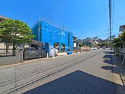 ～Exterior～　前面道路：南東 8m 公道　前面道路は閑静な住宅地をはしる車通りの少ない道路。駐車の出し入れもらくらくです！ご不明点・現地見学のご希望は、お気軽にお問い合わせください！