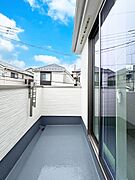 ～Balcony～  バルコニーは温かい陽がさしこみ、お布団や洗濯物を気持ちよく干すことができます。  使いやすく開放的なバルコニーです♪陽ざしがたっぷり降り注ぐ、バルコニー付き住まい。  