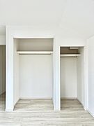 ～Closet～　壁面クローゼットがあればタンスを置く必要がなく、出っ張りのないスッキリ空間を維持できます。限られたスペースを有効に活用できそう。季節の衣類や趣味の品などたっぷり収納出来ますね♪