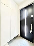 ～Entrance～　家の中でお客様を迎える最初の場所である玄関は、家の印象そのものです！豊富な玄関収納で、常に綺麗に保つことが出来ます♪玄関にはたっぷり収納の下駄箱を完備！