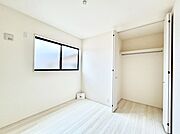 ～Bed Room～　子供部屋はお子様にとって大変重な役割があります。子供一人で過ごす空間を与えることで、宿題や勉強時間も自然と増えまた自ら部屋の片付けや掃除なども促すことに繋がります。