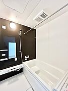 ◆3号棟◆～Bath Room～　落ち着いた雰囲気の浴室で明日に向けてリフレッシュ。浴室乾燥機能も付いているので隣の洗濯機置き場で洗い上がった洗濯物を、雨の日も天気を気にせず乾燥させることも可能です。