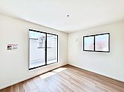 ◆3号棟◆～Bed Room～　バルコニーからの採光で朝もスッキリ目が覚めそうですね！穏やかな光が差し込む室内には、穏やかな時間が流れます。休日には、落ち着いた空間で自分の趣味を楽しむのはいかがですか。