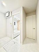 ～Dressing Room～  清潔感溢れる色合いで統一されていると、スッキリと整った印象をうけます。  鏡の裏にはたっぷりと収納スペースを標準装備！  水廻りは、シンプルかつ機能性を重視して。