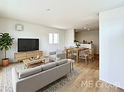 ～Living～　家族の会話や笑顔が行き交うリビングです。子供が走ってる姿を見ながら、大きなソファやダイニングテーブルでゆったり食事をしたりくつろぎたい♪そんな夢が叶えられる空間です！※家具はCGです